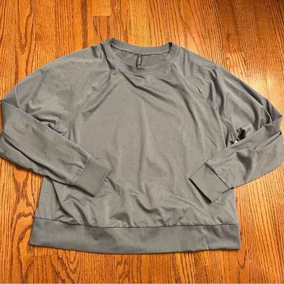 VUORI Long Sleeve Halo Crew. Size Large.
Color: Vintage Pistachio Heather - Picture 4 of 9